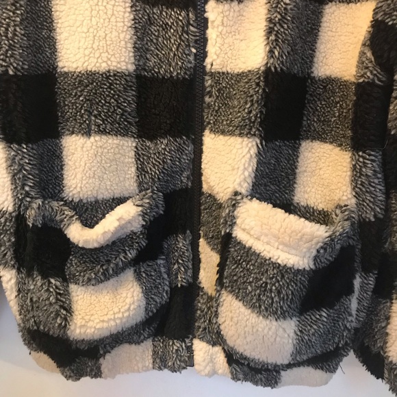 🐝 EUC American Eagle Fuzzy Jacket Size Medium - Picture 2 of 7